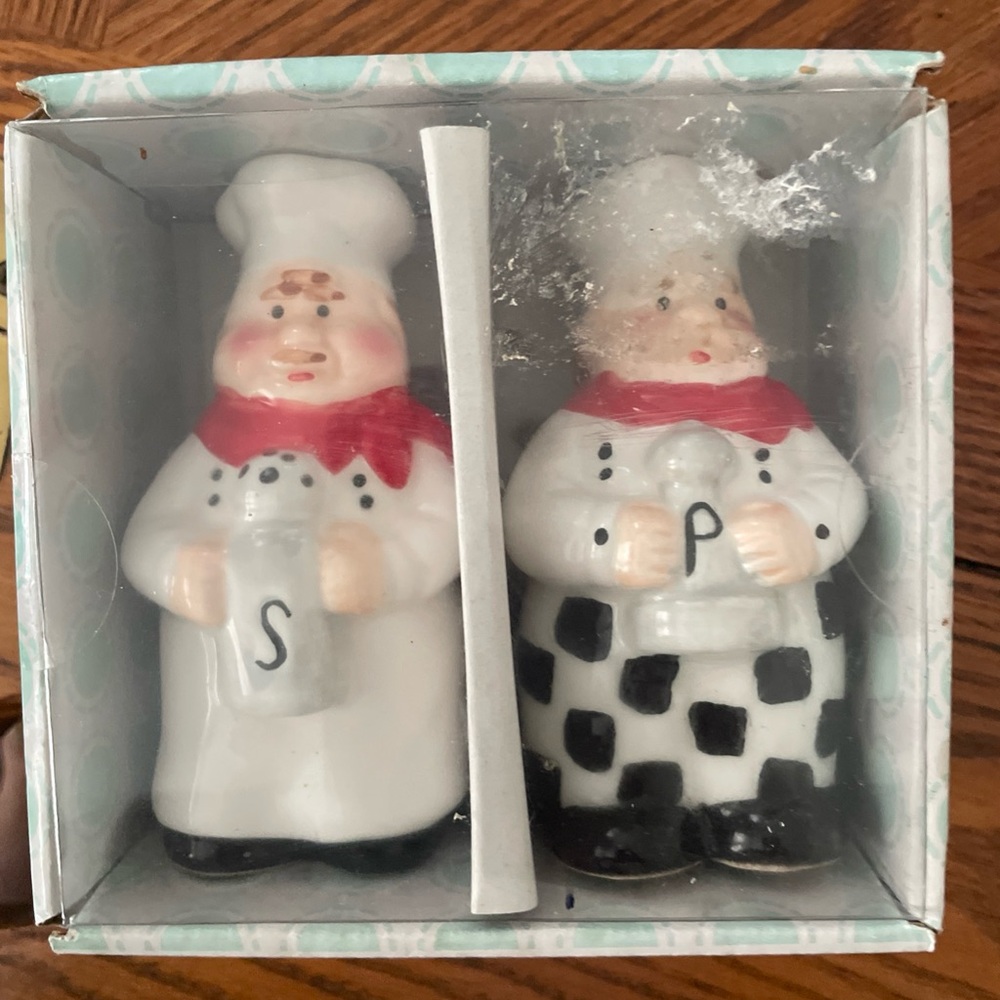 PFALTZGRAFF COLLECTIBLES Chef Salt and Pepper Shaker Set - Red and Black